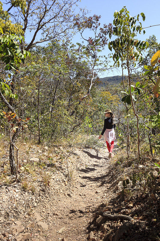 小女孩徒步旅行在Chapada dos Veadeiros, Goiás，巴西